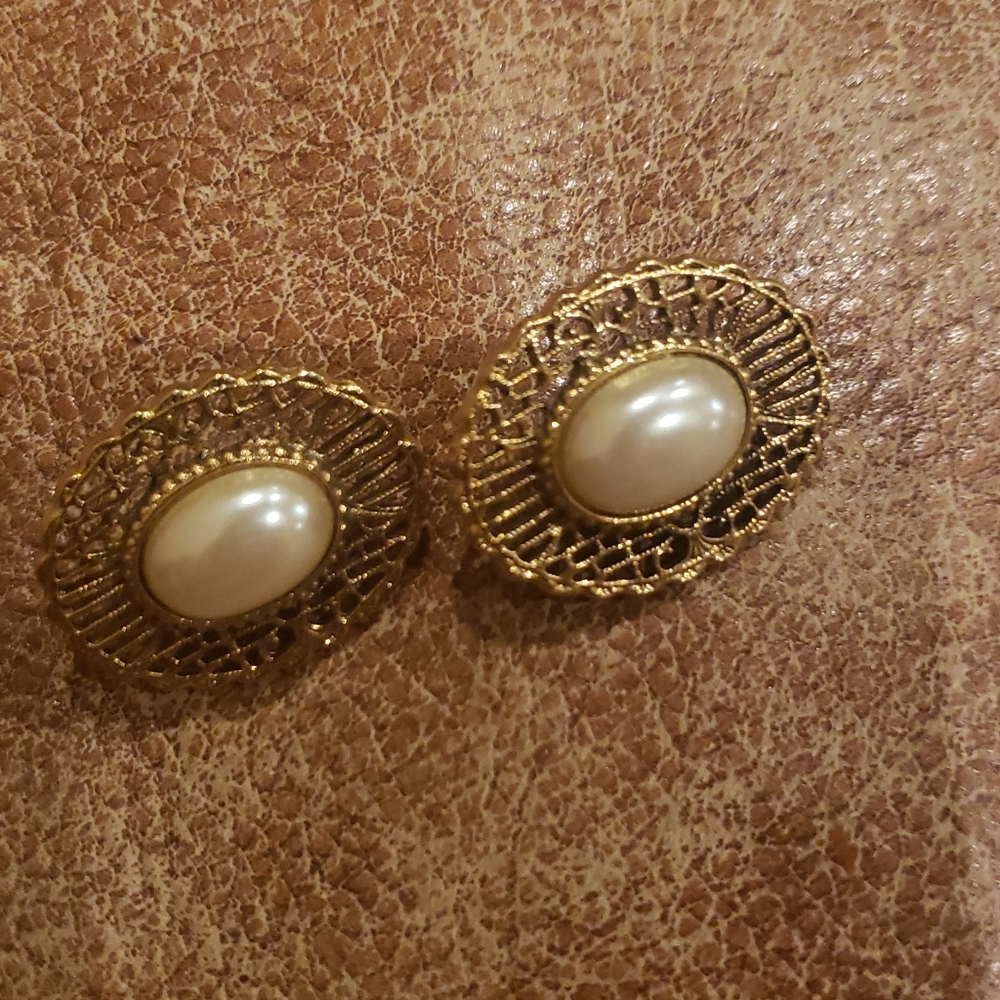 Vintage  Gold Tone Faux Pearl Clip On Earrings- Beautiful
